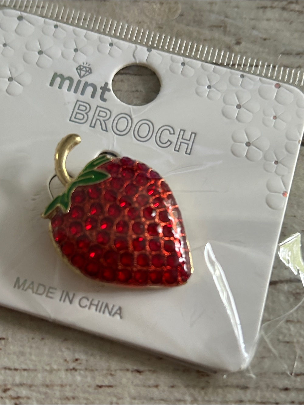 5-)25 Mint Red & Green Strawberry Rhinestone Brooch